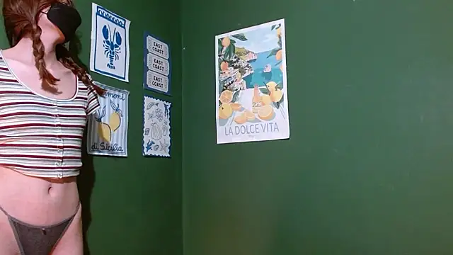 Roxiehood online show from 11-14-25, 01:48