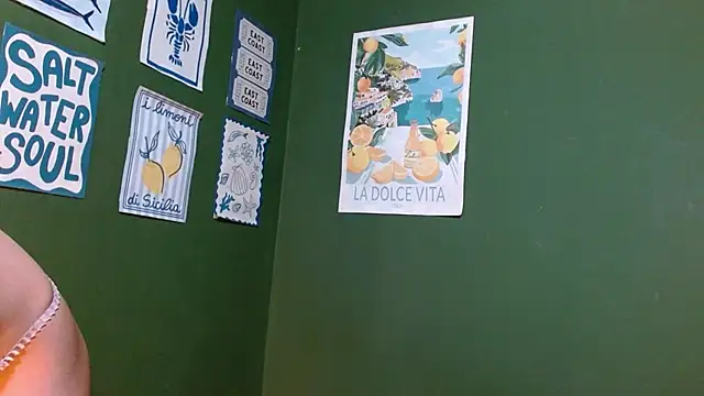 Roxiehood online show from 12-18-25, 01:55