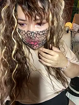 Snapshot of xoxLILxMELOxox chatting on 10-10-25, 04:28 xoxLILxMELOxox online show from 10-10-25, 04:28