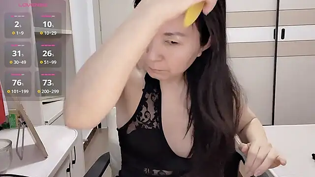 Snapshot of JackieBell chatting on 12-14-25, 12:27 JackieBell online show from 12-14-25, 12:27