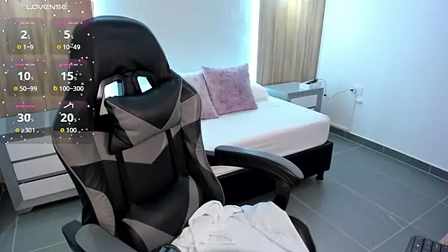 Snapshot of megara_x_ chatting on 10-18-25, 11:38 megara x online show from 10-18-25, 11:38