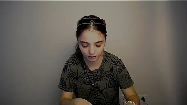 Snapshot of Sun_Shine__ chatting on 09-25-25, 07:01 Sun Shine online show from 09-25-25, 07:01