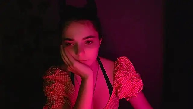 Snapshot of Sun_Shine__ chatting on 11-15-25, 04:32 Sun Shine online show from 11-15-25, 04:32