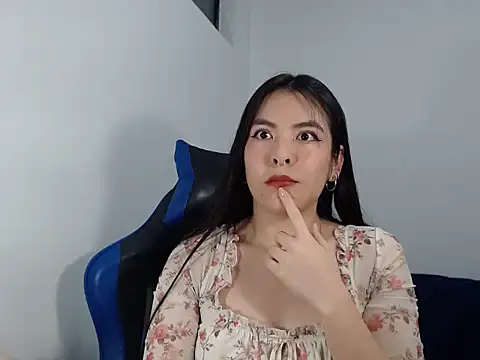 EloiseJun online show from 12-14-25, 04:18