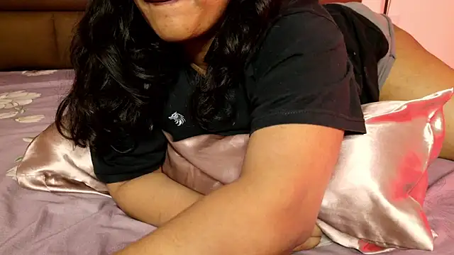 Snapshot of Gulaboo100 chatting on 11-27-25, 08:00 Gulaboo100 online show from 11-27-25, 08:00