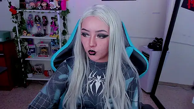 Snapshot of Makii_33 chatting on 11-23-25, 11:37 Makii 33 online show from 11-23-25, 11:37