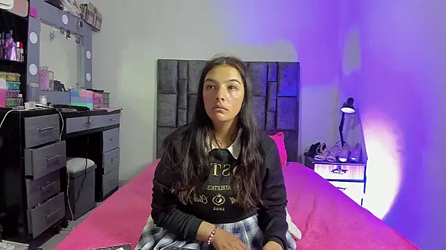 Esmeraldaa- online show from 12-17-25, 05:24