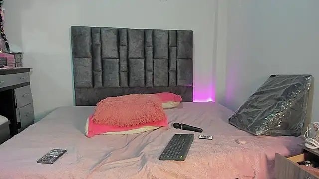 Esmeraldaa- online show from 04-09-26, 06:02