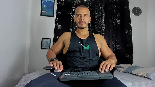 Snapshot of magnusclark chatting on 10-22-25, 05:13 magnusclark online show from 10-22-25, 05:13