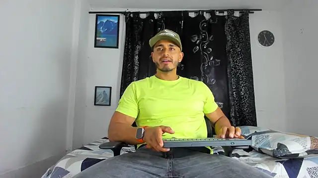 Snapshot of magnusclark chatting on 11-23-25, 02:00 magnusclark online show from 11-23-25, 02:00