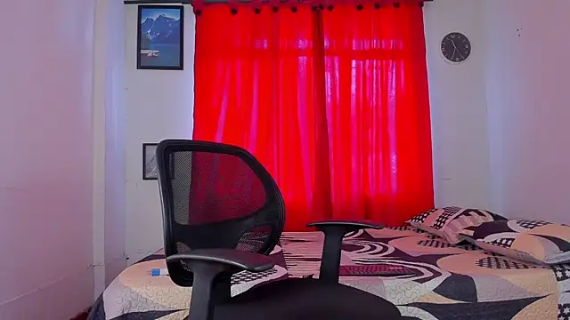 Snapshot of magnusclark chatting on 12-16-25, 06:02 magnusclark online show from 12-16-25, 06:02