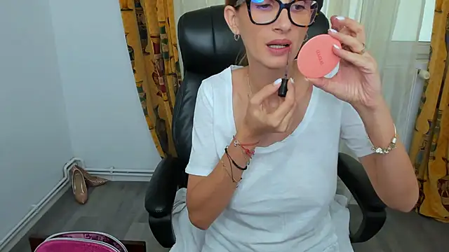 Snapshot of NaughtyWifey1 chatting on 09-11-25, 05:18 NaughtyWifey1 online show from 09-11-25, 05:18