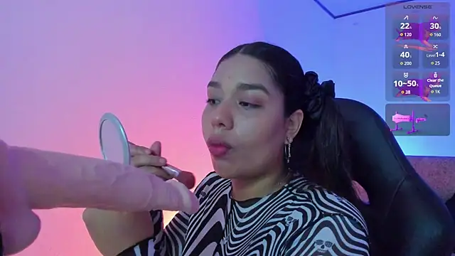 Snapshot of giselle_upp chatting on 11-06-25, 12:11 giselle upp online show from 11-06-25, 12:11