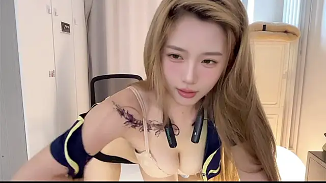 Snapshot of yiyi5588 chatting on 07-07-26, 06:47 yiyi5588 online show from 07-07-26, 06:47