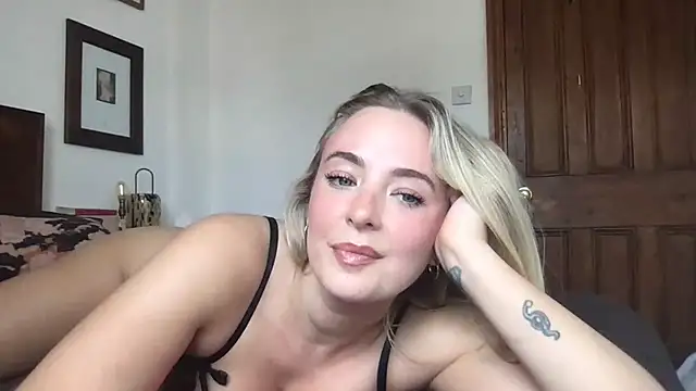 Snapshot of rosiegirl33 chatting on 05-26-26, 02:24 rosiegirl33 online show from 05-26-26, 02:24
