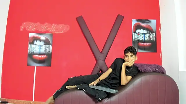 Snapshot of TWINKS_FRIENDS chatting on 06-10-26, 01:21 TWINKS FRIENDS online show from 06-10-26, 01:21