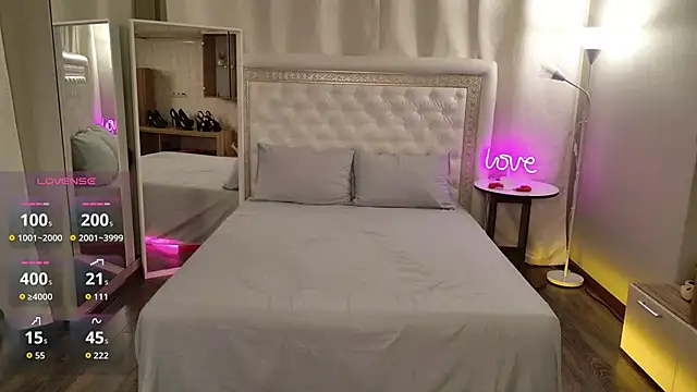 Snapshot of Alice_on_fire chatting on 10-25-25, 01:24 Alice on fire online show from 10-25-25, 01:24