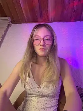 Snapshot of ReenKitty chatting on 03-20-26, 05:23 ReenKitty online show from 03-20-26, 05:23