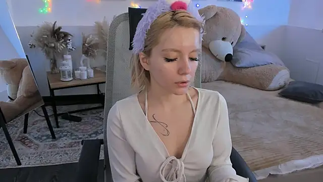 AuroraWrenfield online show from 02-26-26, 04:22