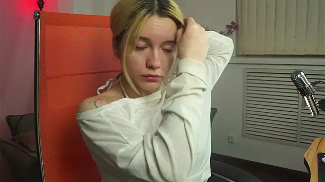 AuroraWrenfield online show from 04-26-26, 12:30