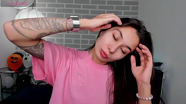 Snapshot of Kat__cat chatting on 10-27-25, 12:04 Kat cat online show from 10-27-25, 12:04