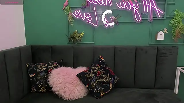 Snapshot of Kat__cat chatting on 11-10-25, 01:37 Kat cat online show from 11-10-25, 01:37