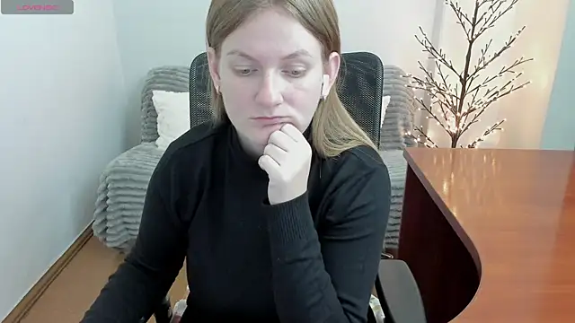 Snapshot of Alisha_Skyes chatting on 12-19-25, 04:41 Alisha Skyes online show from 12-19-25, 04:41