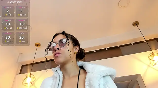 Hanna Cornee  online show from 10-18-25, 01:45