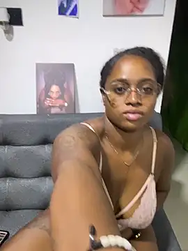 Snapshot of darle_volant chatting on 10-24-25, 04:42 darle volant online show from 10-24-25, 04:42