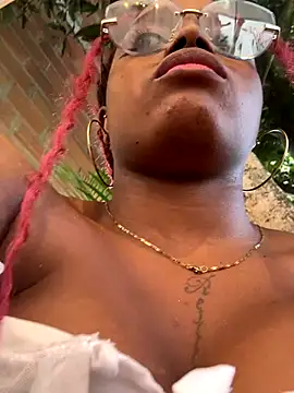 Snapshot of darle_volant chatting on 11-29-25, 08:23 darle volant online show from 11-29-25, 08:23