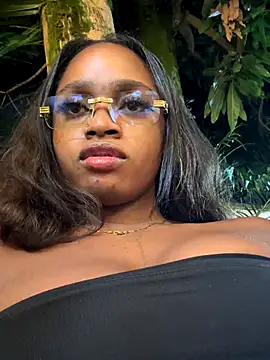 Snapshot of darle_volant chatting on 12-15-25, 11:42 darle volant online show from 12-15-25, 11:42