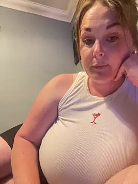 Snapshot of laceygreen chatting on 07-25-26, 11:02 laceygreen online show from 07-25-26, 11:02