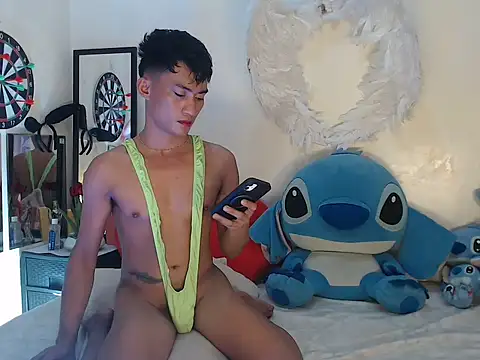 Snapshot of good_boy_in_bed chatting on 10-23-25, 03:44 good boy in bed online show from 10-23-25, 03:44