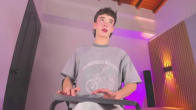 Snapshot of austin_rouse chatting on 11-29-25, 08:23 austin rouse online show from 11-29-25, 08:23