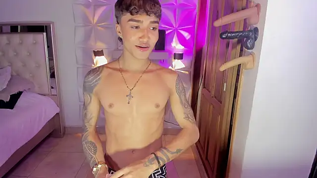 Snapshot of austin_rouse chatting on 12-17-25, 07:03 austin rouse online show from 12-17-25, 07:03