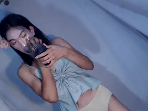 Snapshot of xyourdreamtrans chatting on 12-22-25, 02:52 xyourdreamtrans online show from 12-22-25, 02:52