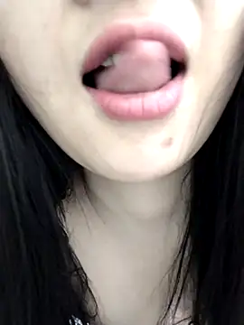 Snapshot of Okleotina chatting on 10-04-25, 04:27 Okleotina online show from 10-04-25, 04:27