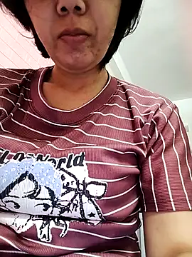 Snapshot of LuxiLuxi18x chatting on 11-11-25, 12:16 LuxiLuxi18x online show from 11-11-25, 12:16