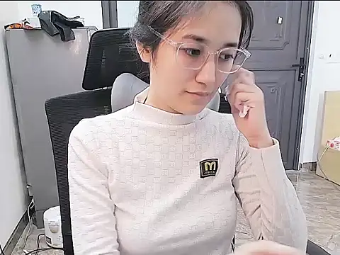 Shulee21 online show from 10-20-25, 03:40