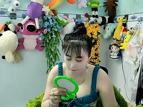 Snapshot of emgaixinhngoan chatting on 11-19-25, 02:22 emgaixinhngoan online show from 11-19-25, 02:22