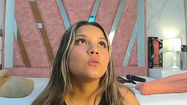 Wonderkloe  online show from 02-26-26, 01:59