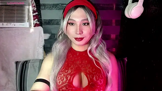Snapshot of UrhotlucyTS chatting on 10-04-25, 05:49 UrhotlucyTS online show from 10-04-25, 05:49