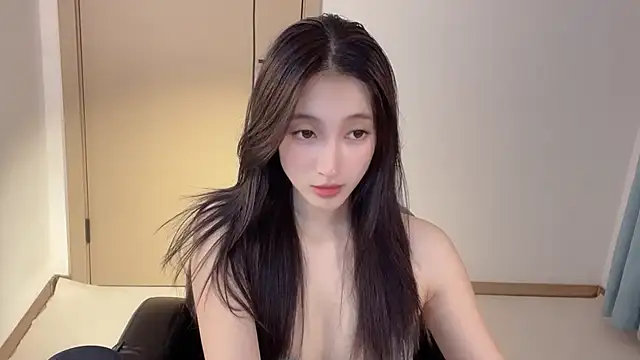 Snapshot of Seraphina-se chatting on 10-18-25, 05:14 Seraphina-se online show from 10-18-25, 05:14