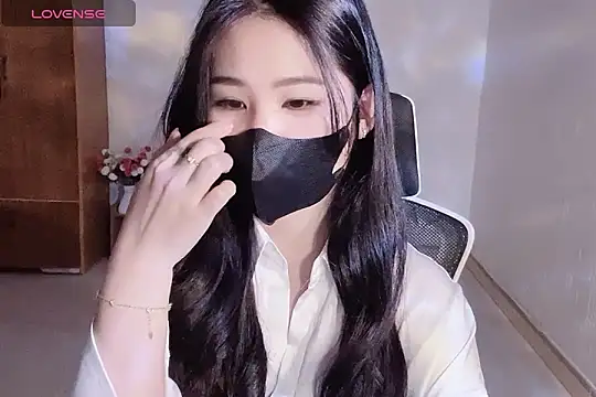    Daisy    online show from 12-17-25, 02:23