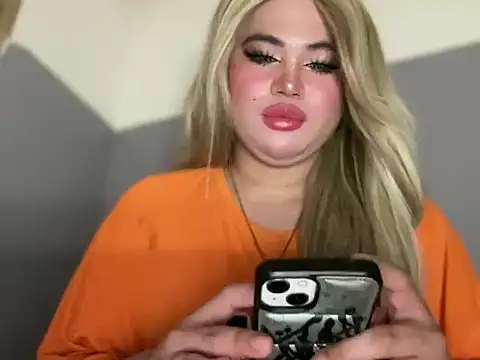 Snapshot of Naughtyrosecum chatting on 11-05-25, 03:17 Naughtyrosecum online show from 11-05-25, 03:17