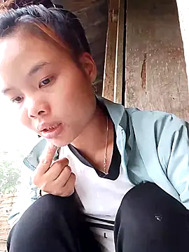 Snapshot of CloudyChu chatting on 10-25-25, 01:35 CloudyChu online show from 10-25-25, 01:35