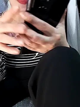 Snapshot of Ariana-Vy chatting on 11-27-25, 12:24 Ariana-Vy online show from 11-27-25, 12:24