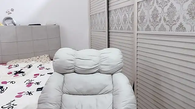 Holiland online show from 11-17-25, 01:00