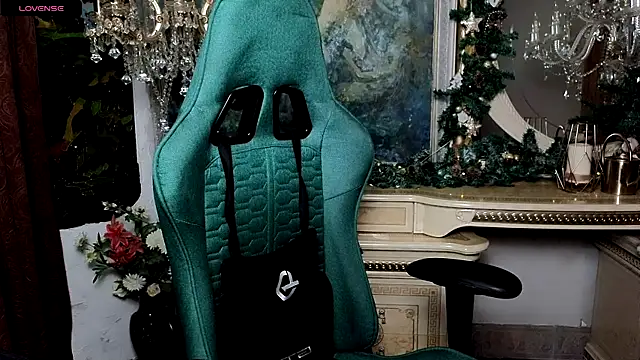 Snapshot of LaraBenson_ chatting on 12-17-25, 10:32 LaraBenson online show from 12-17-25, 10:32