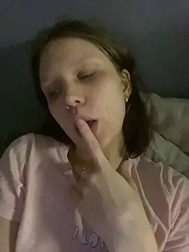 Snapshot of Lunliss chatting on 10-19-25, 03:34 Lunliss online show from 10-19-25, 03:34